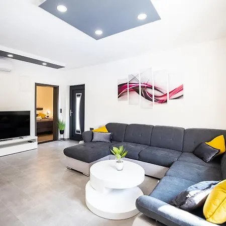 Andelina In Near The Center With Private Pool And Sauna - By Ta Leut Agency Villa
