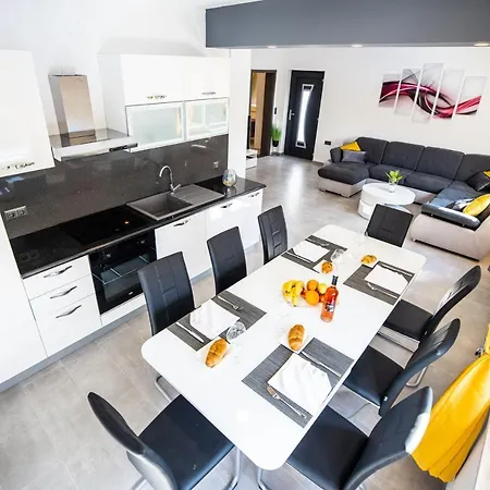 Andelina In Near The Center With Private Pool And Sauna - By Ta Leut Agency *